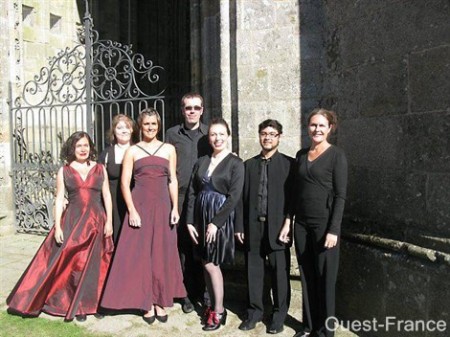  La formation Symphonie de Breizh : Claude Nadeau (au centre), orgue et direction artistique ; Bleunven Merel (soprano), Justine Curatolo (mezzo), Pascal Jolivet (violon), Anne Magaud (violon), Bertrand Le Conniat (alto), Virginie Bedrine (violoncelle)